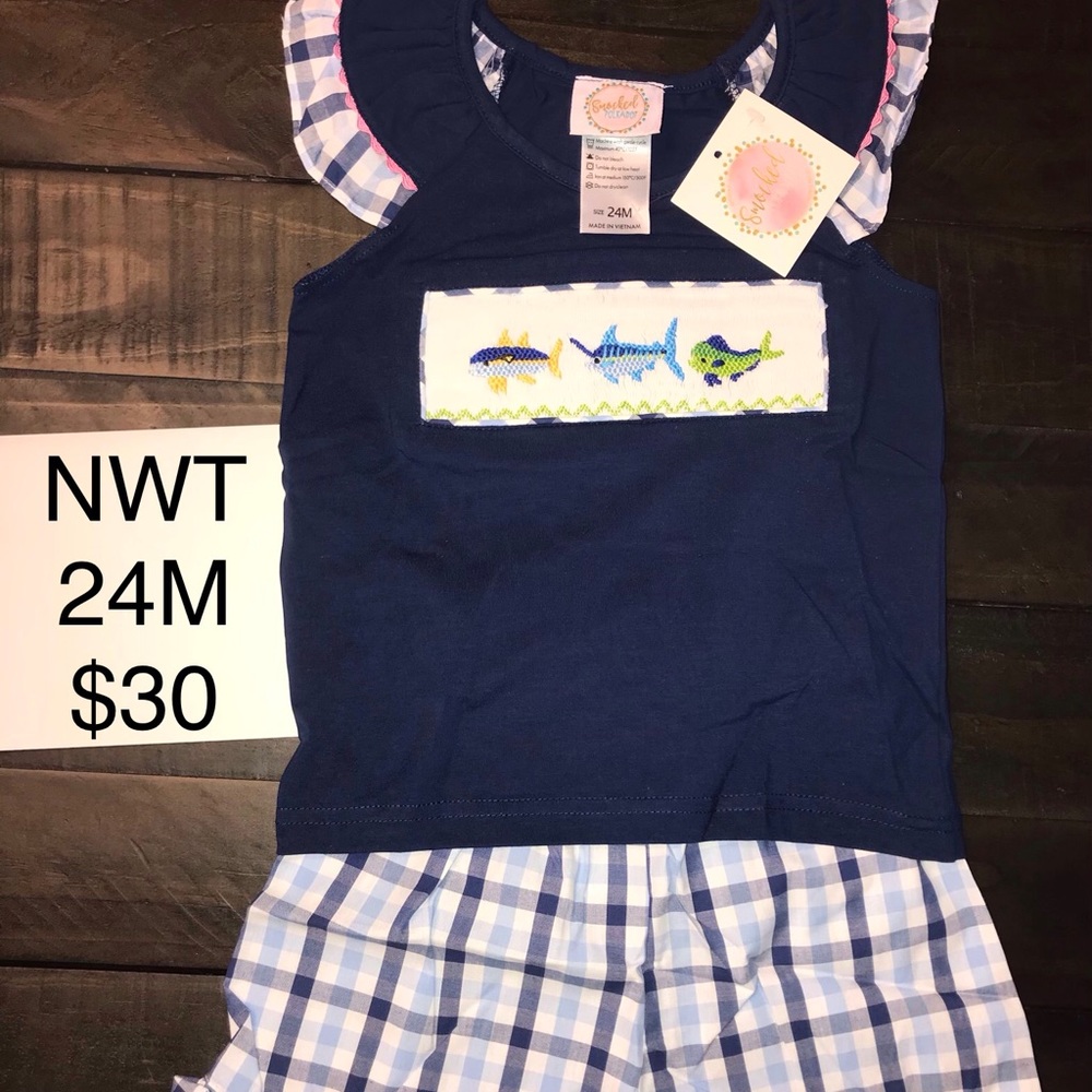 24 M NWT SMOCKED FISH girls short set